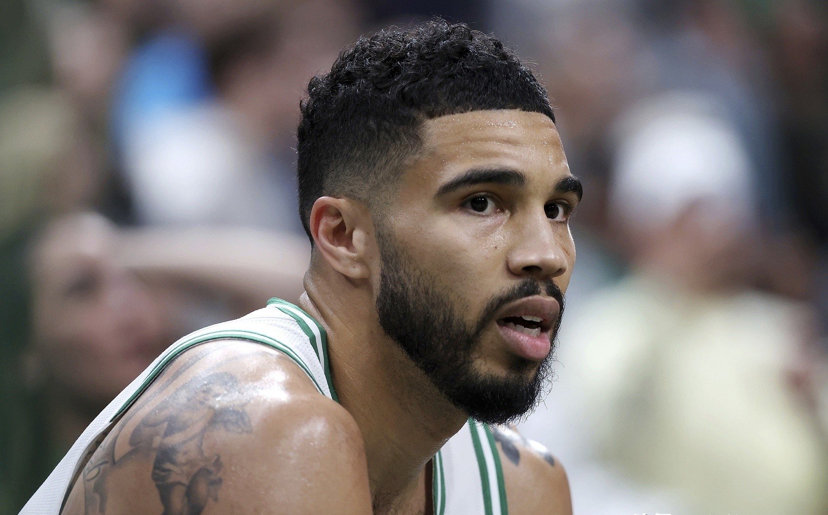 九游游戏-塔图姆重返赛场，反败为胜首场状态出色，加拿大队观众沸腾！再创辉煌时刻的简单介绍